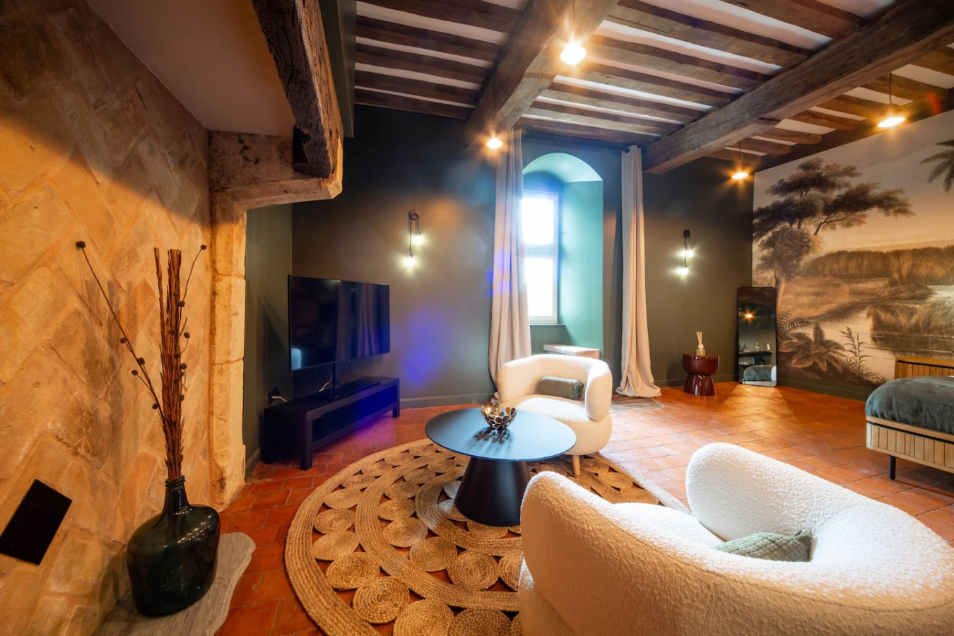 Salon d'un château géré par SH Développement en Bourgogne — poutres anciennes et décor raffiné