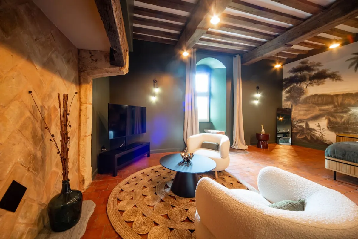 Salon d'un château géré par SH Développement en Bourgogne, poutres anciennes et décor raffiné