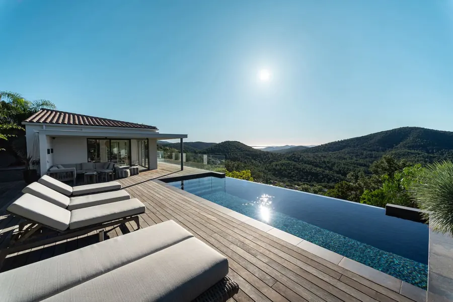 La Croix Du Sud, villa avec piscine à débordement dans le Var